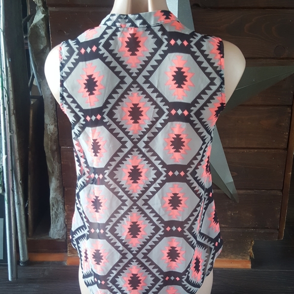 Sleeveless top... - Picture 2 of 2